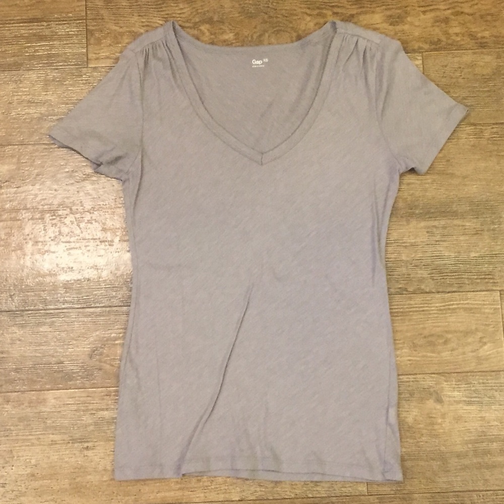 GAP grey v-neck tee